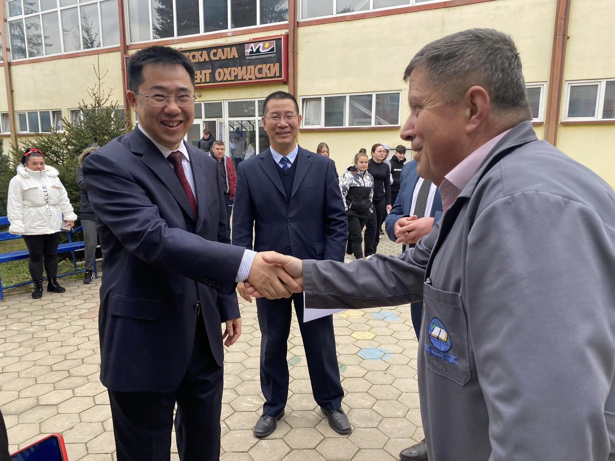 Во посета на  училиштето  беше кинескиот амбасадор господинот Жанг Зуо